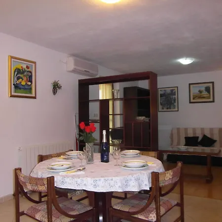 Gemuetliches Mit Terrasse In Strandnaehe Pjescana Uvala