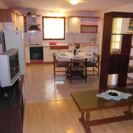 Apartment Gemuetliches Mit Terrasse In Strandnaehe Pjescana Uvala